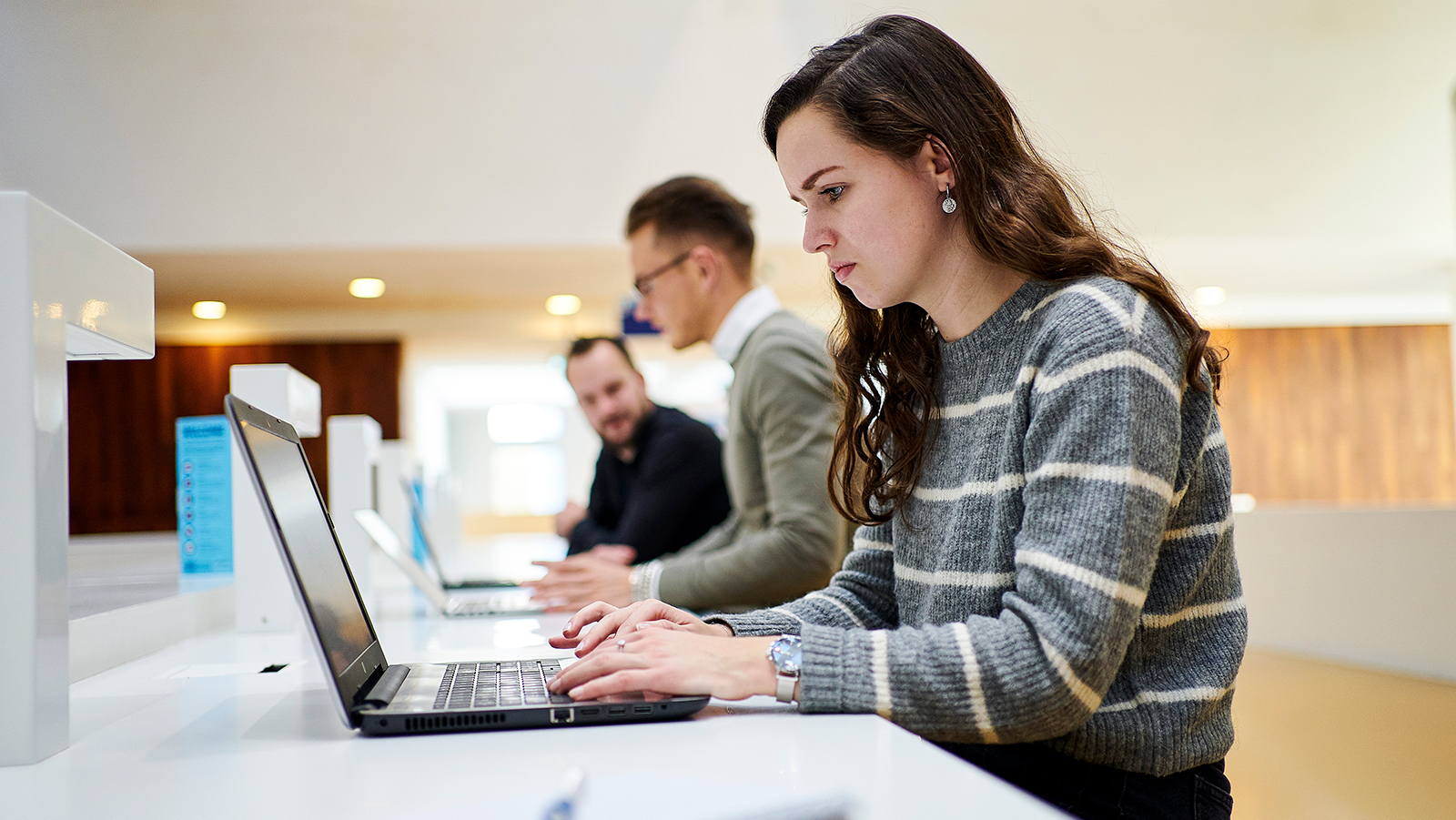 Studenten werken achter laptop