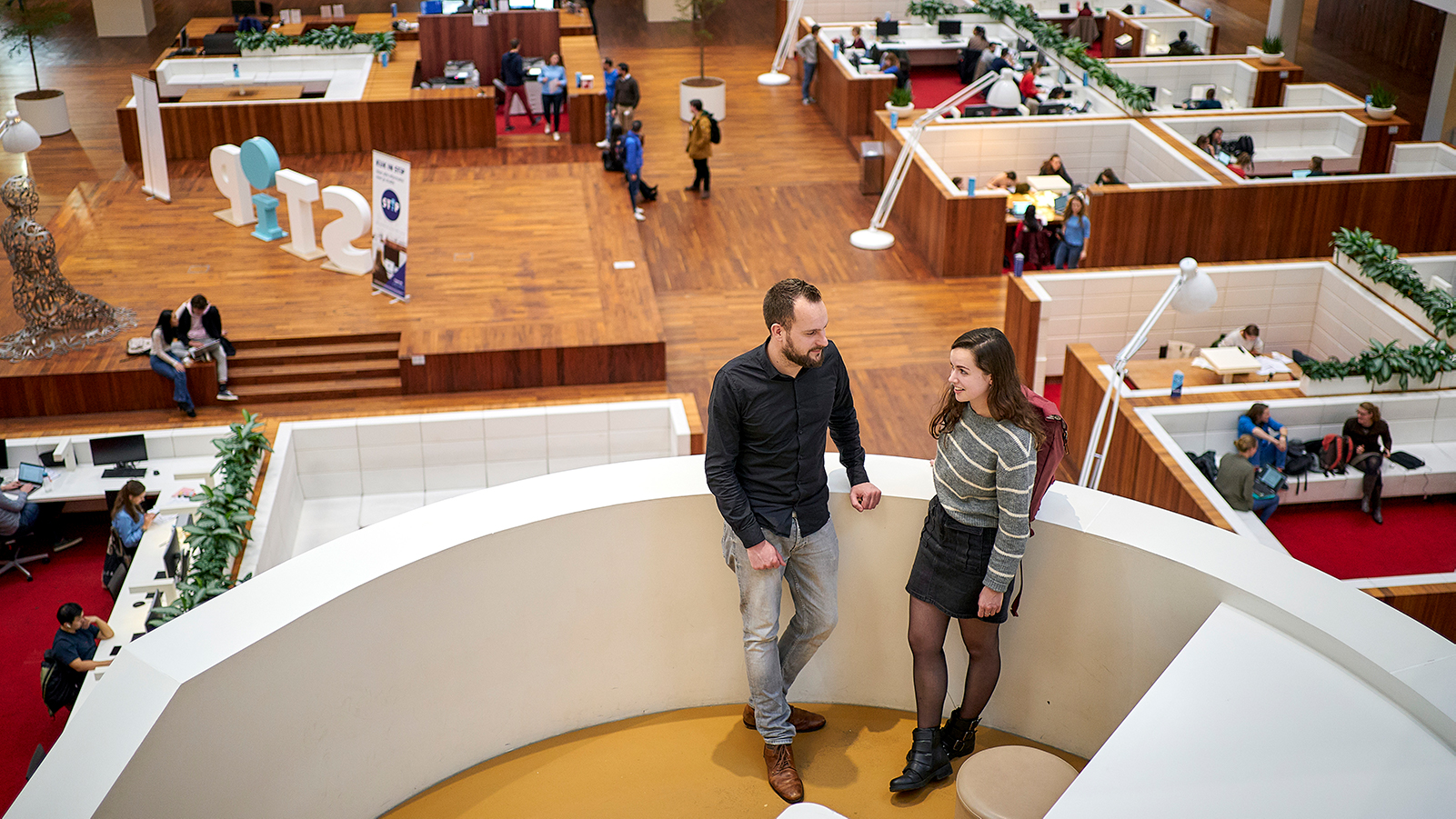 twee studenten praten met elkaar in OSC