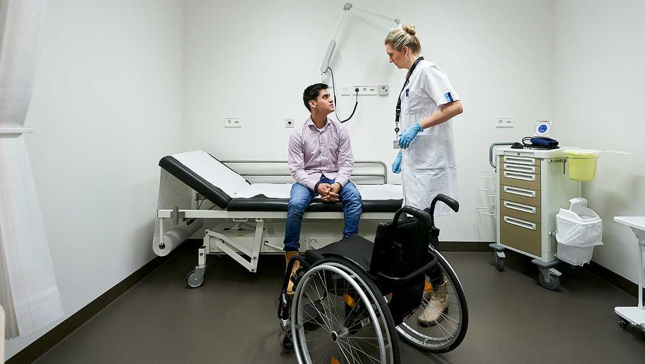 Patient op behandeltafel van arts