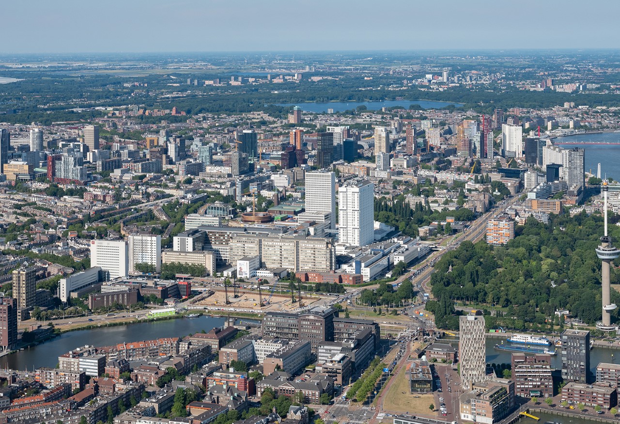 Het Erasmus MC vanuit de lucht door Ossip van Duijvenbode