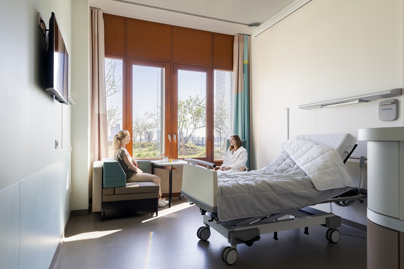 Twee vrouwen in gesprek op een eenpersoonskamer